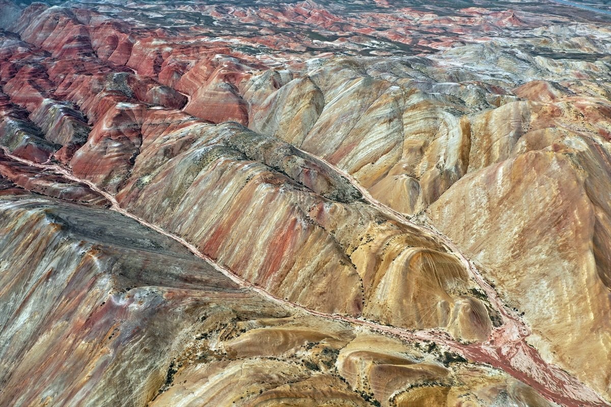 Iğdır'daki Gökkuşağı Tepeleri'nde renk cümbüşü