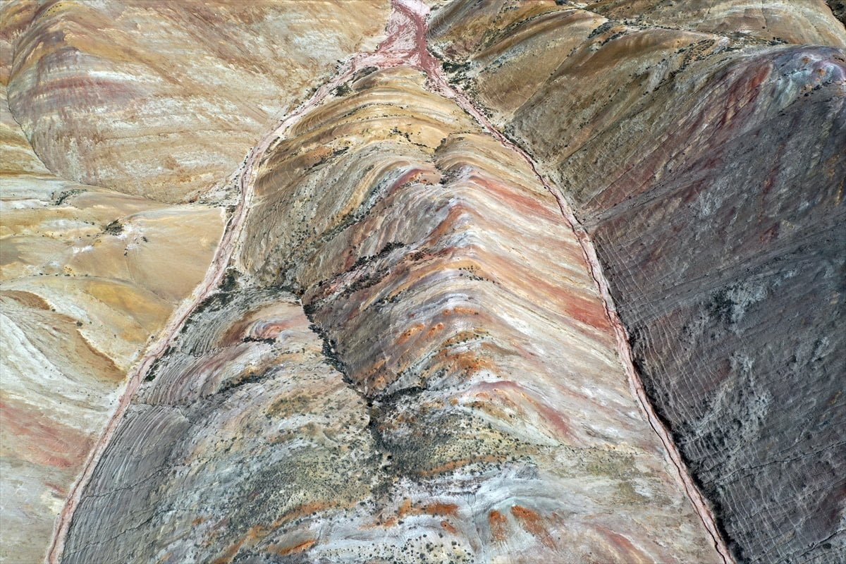 Iğdır'daki Gökkuşağı Tepeleri'nde renk cümbüşü