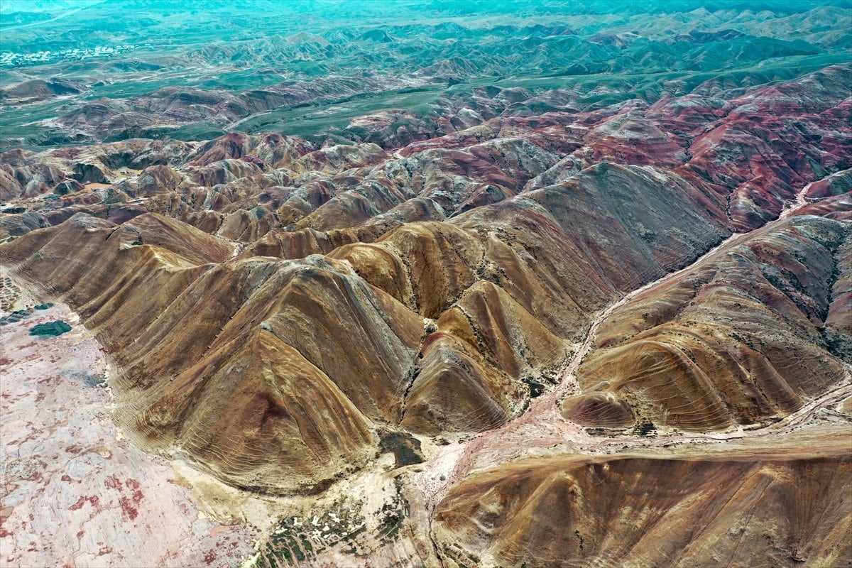 Iğdır'daki Gökkuşağı Tepeleri'nde renk cümbüşü