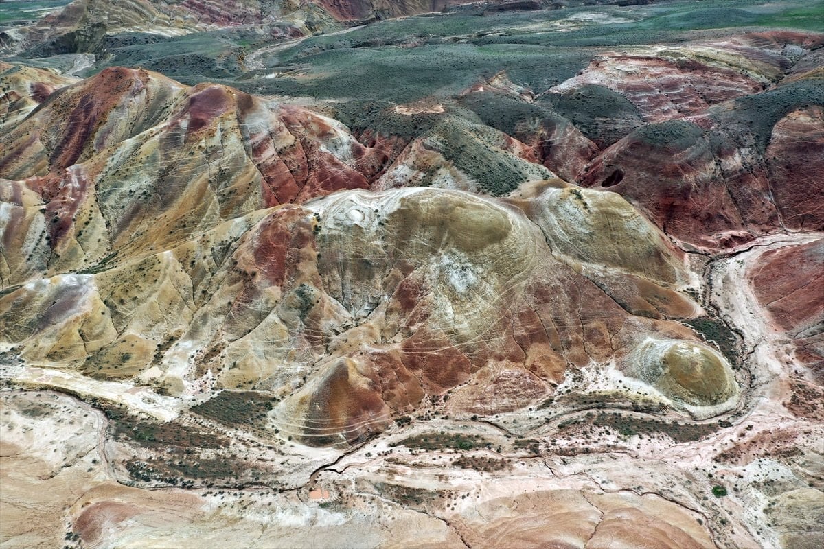 Iğdır'daki Gökkuşağı Tepeleri'nde renk cümbüşü