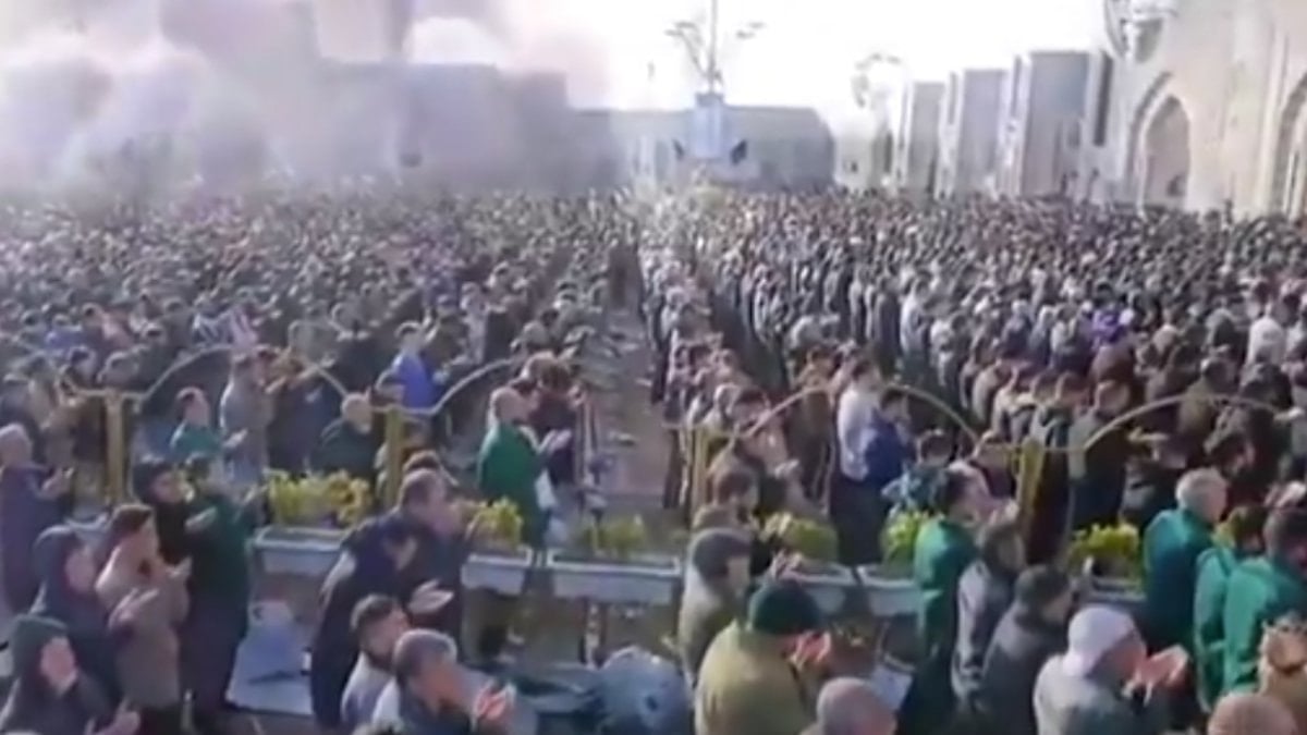 Meşhed İmam Rıza Türbesi'nde bayram namazı