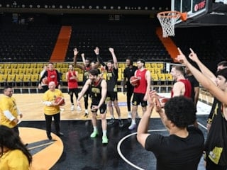 Down sendromlu çocuklar, Mersin Spor'un oyuncularıyla basketbol oynadı