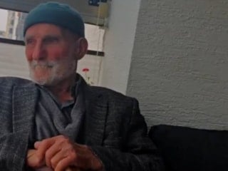 Bir genç dedesinden, ayağıyla dürterek bayram harçlığı istedi