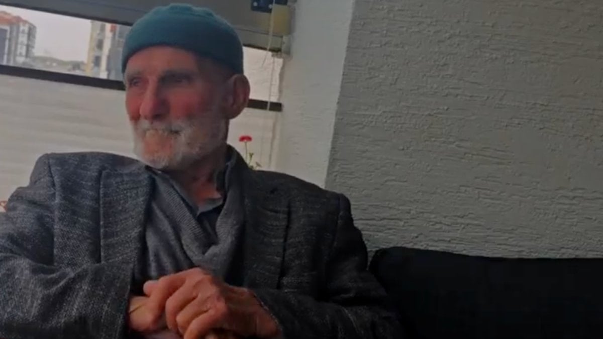 Bir genç dedesinden, ayağıyla dürterek bayram harçlığı istedi