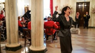 Japonya Başbakanı Takaiçi, Beyaz Saray'daki akşam yemeğinde dikkat çekti