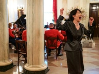 Japonya Başbakanı Takaiçi, Beyaz Saray'daki akşam yemeğinde dikkat çekti