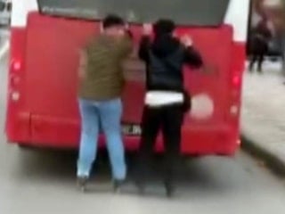 Kahramanmaraş’ta otobüsün arkasında tehlikeli yolculuk