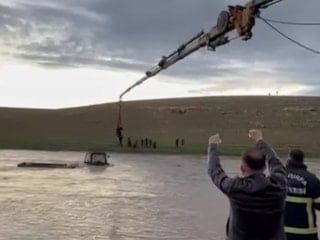 Şanlıurfa’da derede mahsur kalan traktörün sürücüsü vinçle çıkarıldı