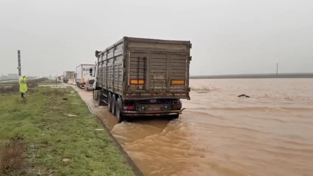 Nusaybin’de sağanak sonrası yaşanan selde evleri su bastı
