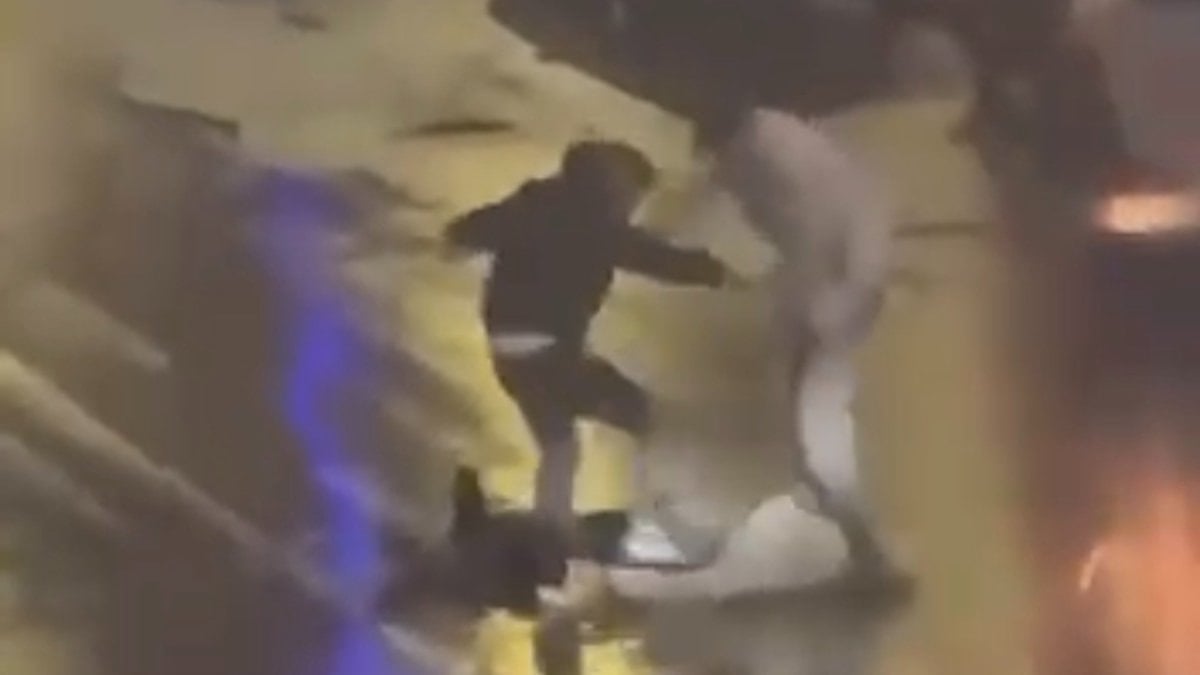 Kocaeli'de bir vatandaşı sokak ortasında darbeden iki şahıs tutuklandı