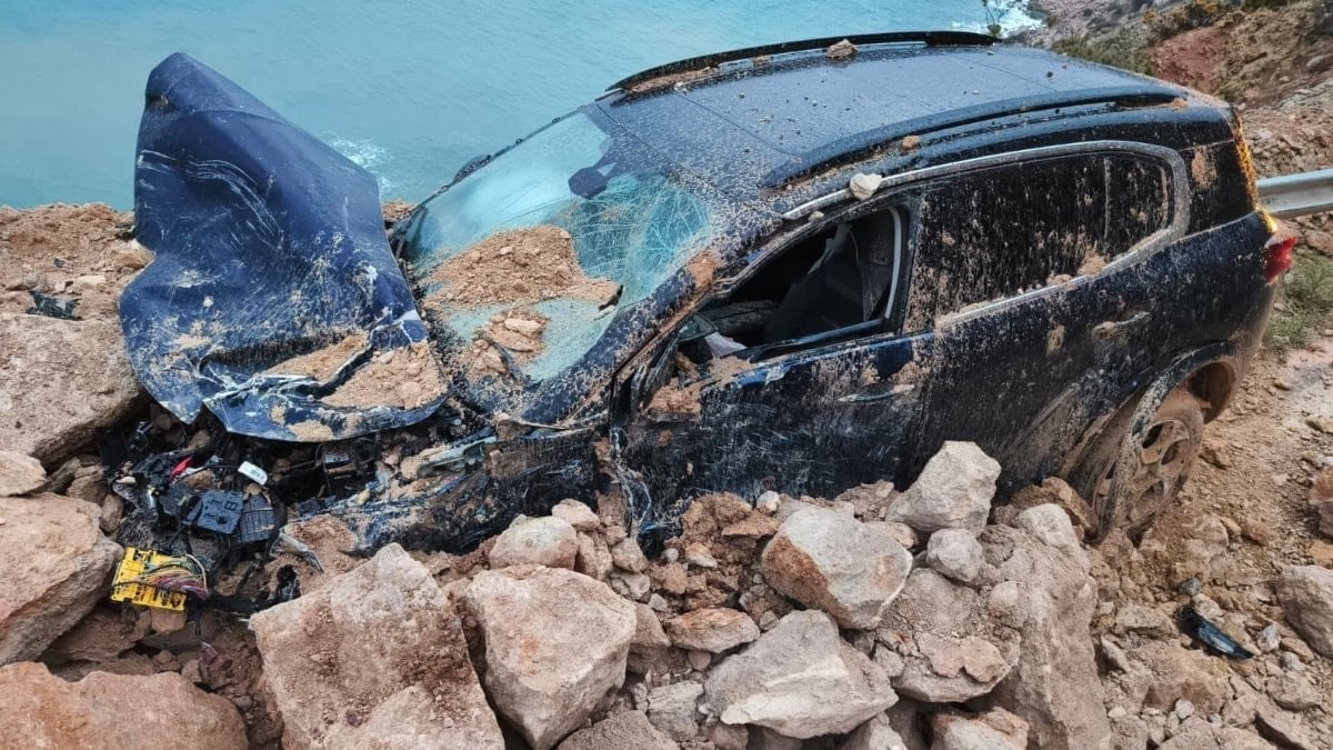 Mersin-Antalya yolundaki heyelan araç kamerasında