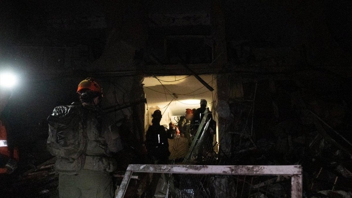 İran'ın füzeleri Demir Kubbe'yi geçti: İsrail'de hasar büyük