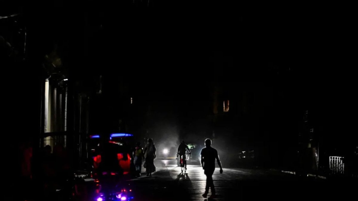 Küba'da 10 milyon kişi yine karanlıkta