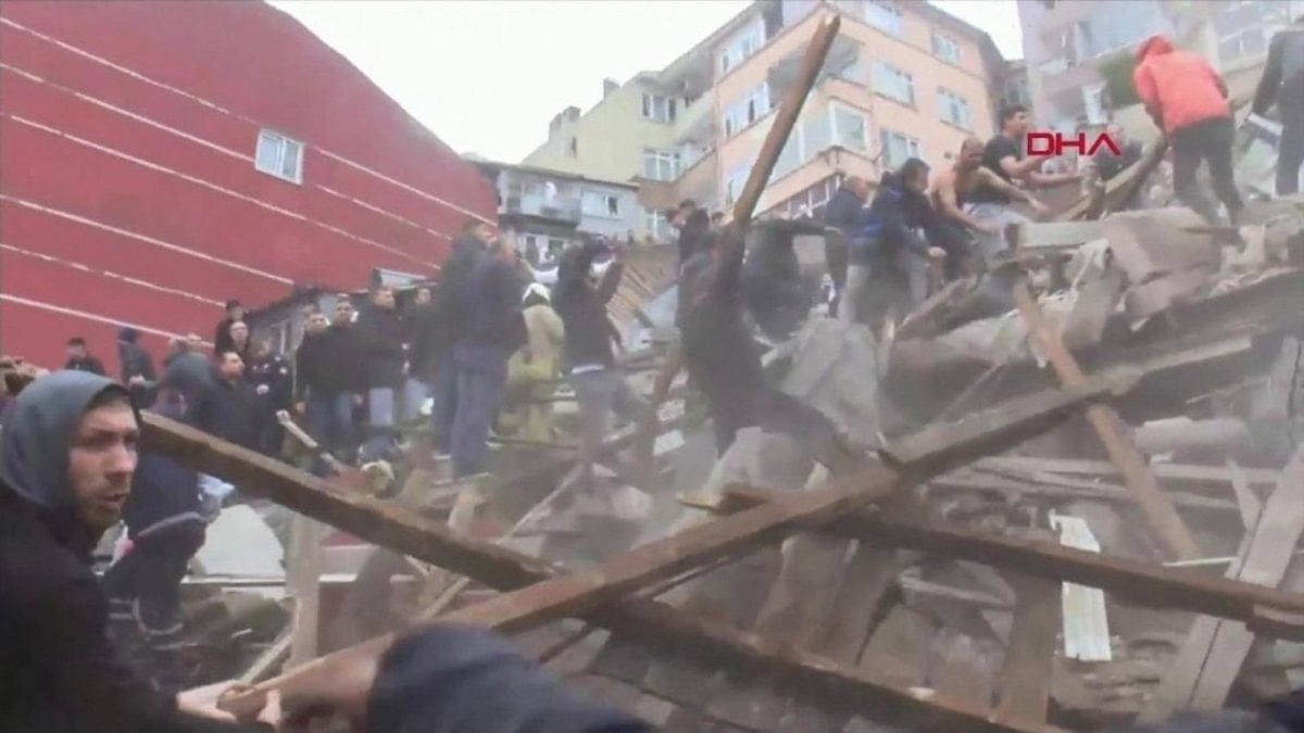 İstanbul Fatih'te iki bina çöktü