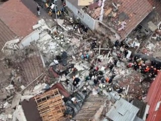 İstanbul Fatih'te iki bina çöktü