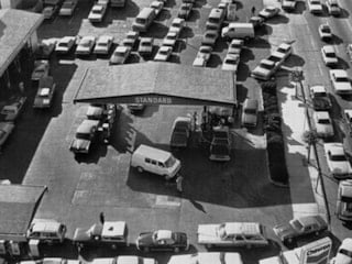 Araba kullanma, kazak giy, üç gün çalış: Petrol krizinin ürküten mazisi