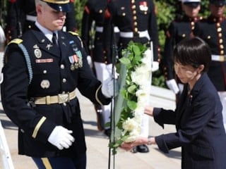 Japonya Başbakanı, atom bombası atan pilotun mezarını ziyaret etti