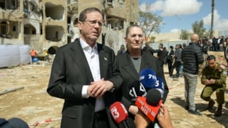 Binyamin Netanyahu ve Isaac Herzog İran'ın vurduğu Arad kentini ziyaret etti