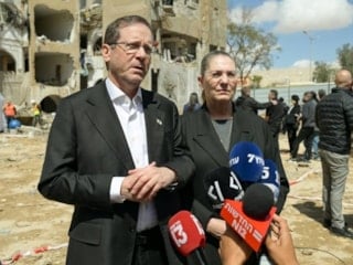 İsrail'in en yetkili ismi İran'ın vurduğu Arad kentini ziyaret etti