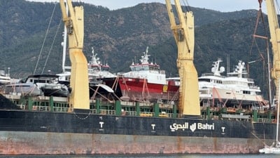 Marmaris'e kargo gemisiyle lüks motor yatlar getirildi