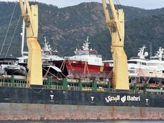 Marmaris'e kargo gemisiyle lüks motor yatlar getirildi