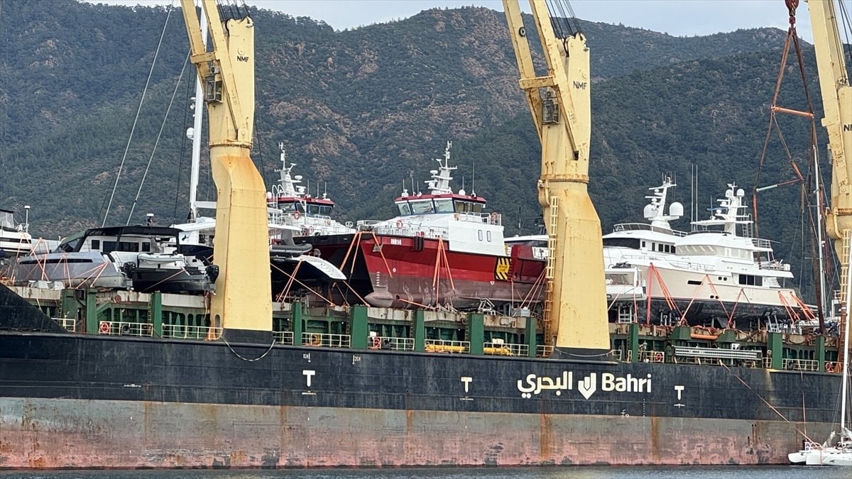 Marmaris'e kargo gemisiyle lüks motor yatlar getirildi
