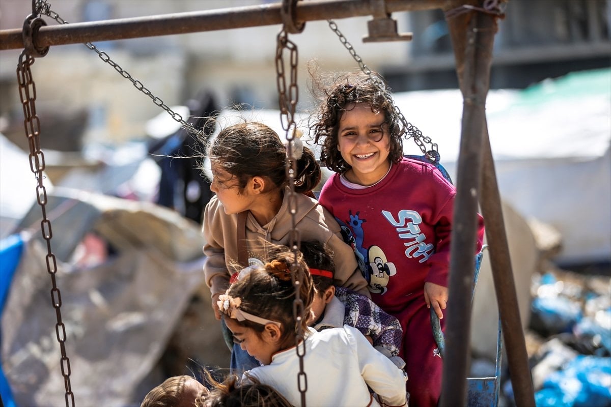 Gazze’de enkazın ortasında bayram sevinci