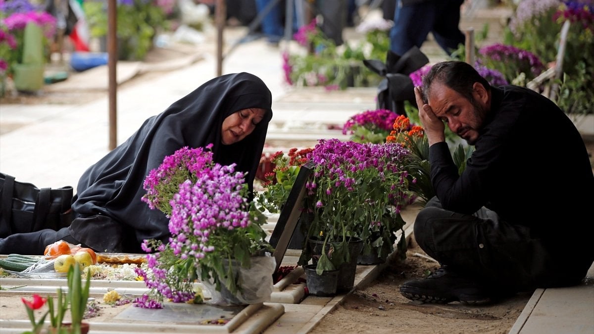 İran'da bayram dolayısıyla mezarlık ziyaretleri yapıldı