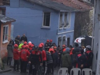 Fatih’te iki binanın çöktüğü mahallenin sakinleri o anları anlattı