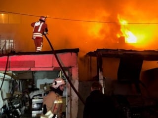 Edirne'de çıkan yangında ev ve otomobil küle döndü