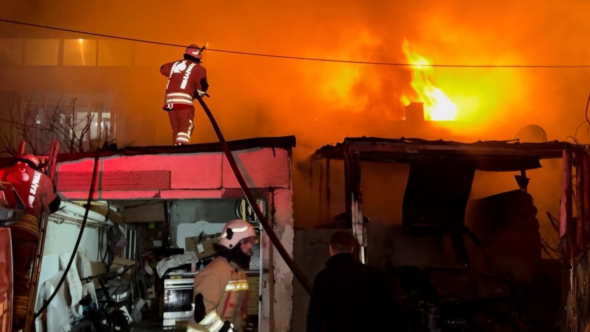 Edirne'de çıkan yangında ev ve otomobil küle döndü
