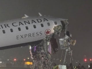 New York'taki havalimanında uçakla itfaiye aracı çarpıştı