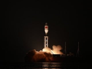 Çin’den deniz platformundan uydu hamlesi: Cielong-3 roketiyle 10 uydu uzaya gönderildi