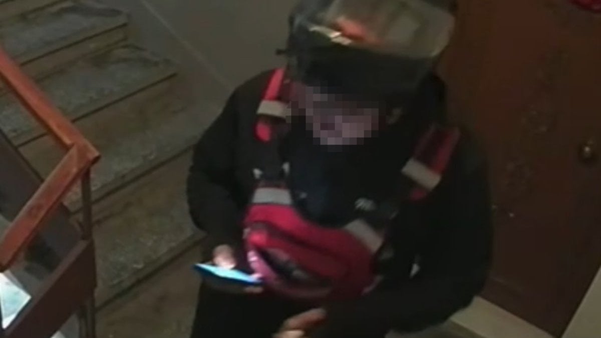 Kayseri'de sipariş getirdiği apartmana tuvaletini yaptı: O anlar güvenlik kamerasında