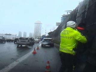 İstanbul'da trafikte boğazına şeker kaçan vatandaşa polisten Heimlich manevrası