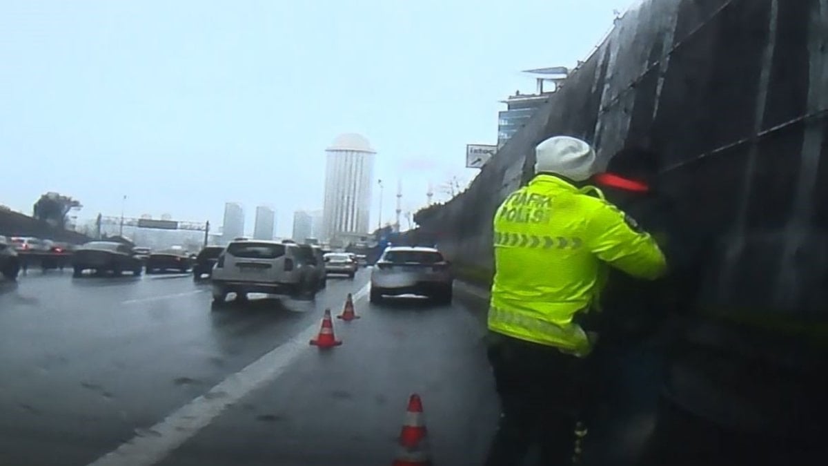 İstanbul'da trafikte boğazına şeker kaçan vatandaşa polisten Heimlich manevrası