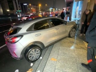 İstanbul'da otomobil kaldırımdaki çocuğa çarptı