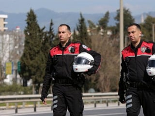 Telsiz sesleriyle büyüyen ikizler, polis babalarının izinde Aydın sokaklarında görevde