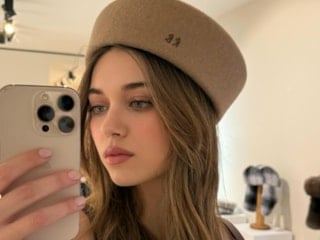 Afra Saraçoğlu tatilde! Milano pozlarına beğeni yağdı