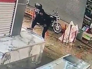 Adana'da fiyat sormak için girdiği iş yerinin vitrinindeki telefonu çaldı: Hoşuma gitti