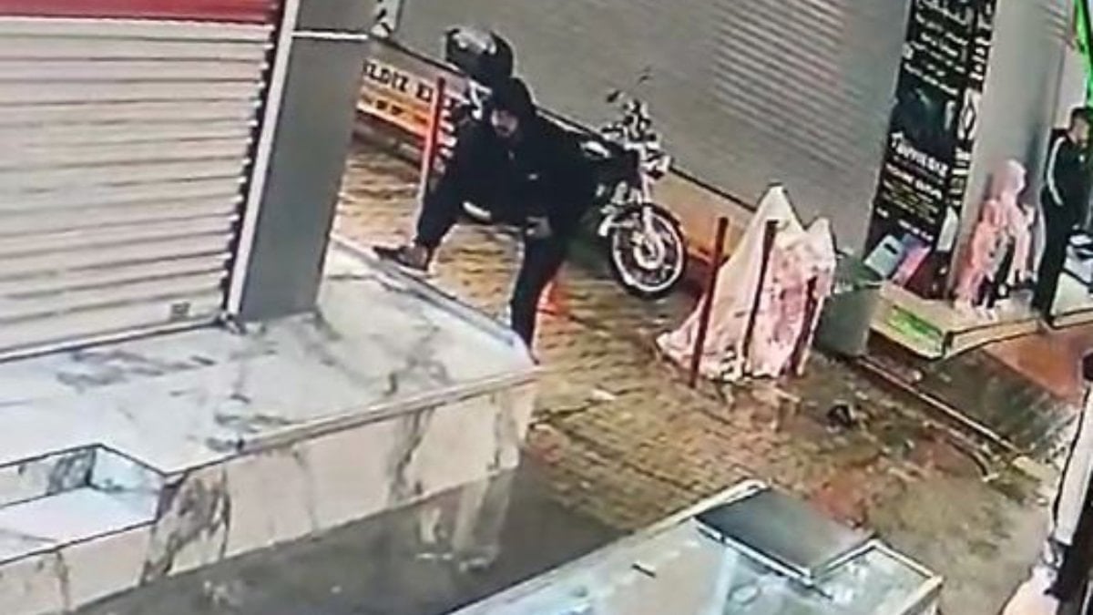 Adana'da fiyat sormak için girdiği iş yerinin vitrinindeki telefonu çaldı: Hoşuma gitti