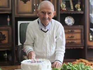 Ordu'da asırlık dede 102 yaşı için özel pasta kesti