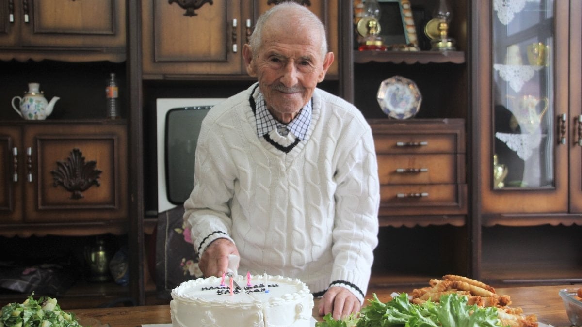 Ordu'da asırlık dede 102 yaşı için özel pasta kesti