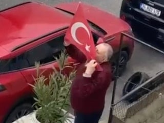 Tekirdağ'da duygulandıran görüntü: Yerde gördüğü bayrağı öpüp yerine astı