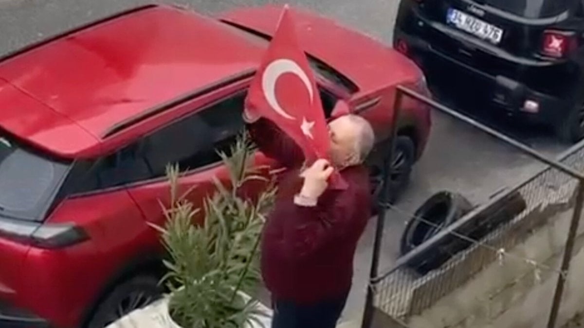 Tekirdağ'da duygulandıran görüntü: Yerde gördüğü bayrağı öpüp yerine astı