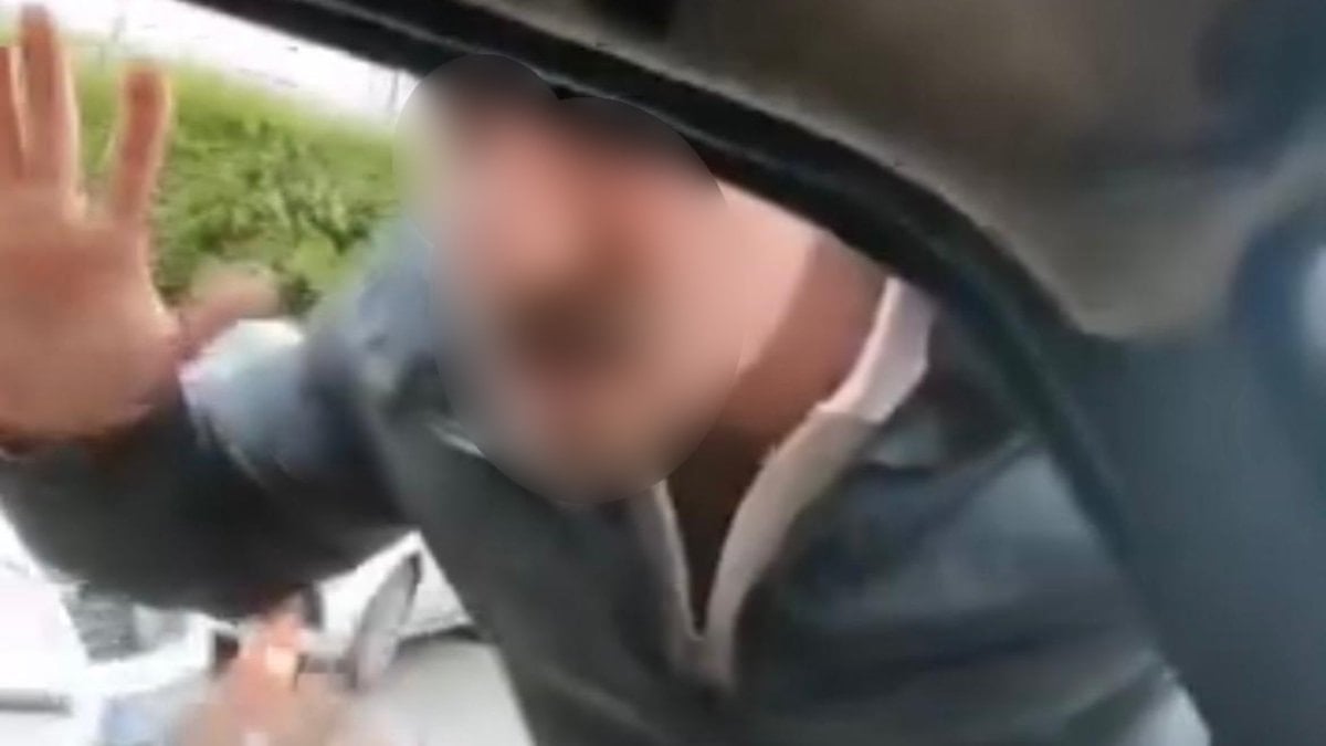 İzmir'de ailesinin yanında saldırıya uğradı