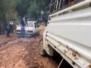 Antalya'da heyelan: Sürücüler offroad parkurunu andıran yolda zorlandı