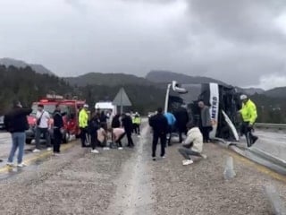 Konya’da yolcu otobüsü devrildi: Çok sayıda yaralı var