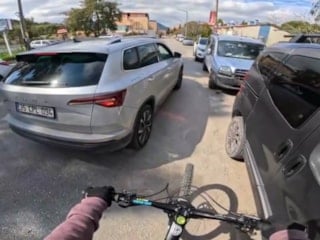 İzmir'de bisikletli genci sıkıştırıp aracından indi: 180 bin lira ceza kesildi