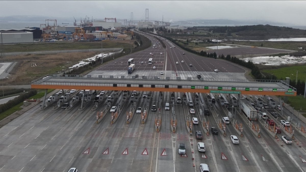 Bayram döneminde otoyol ve köprülerden 12,3 milyon araç geçti